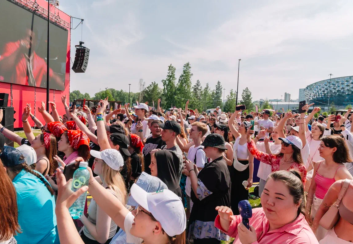 Фото Орали «Сигма-бой» и «А у реки». Опубликованы яркие моменты Черника Music Fest в Новосибирске 13